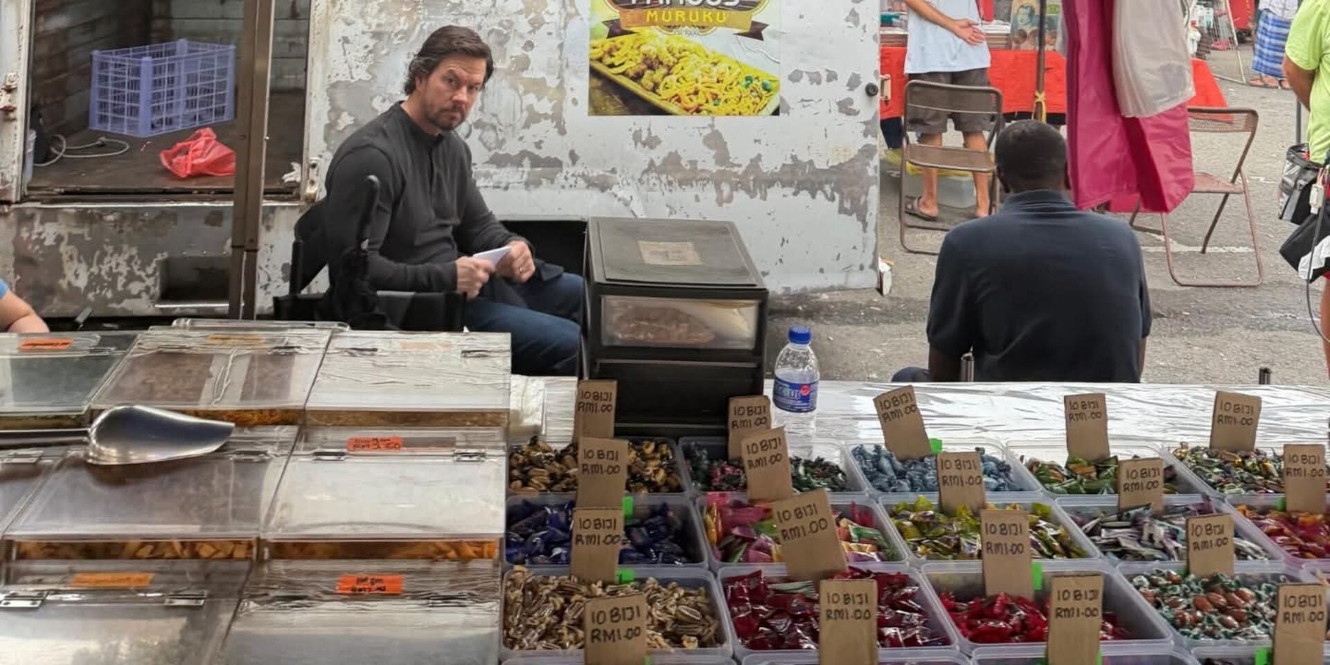 Lepak Depan Gerai Jajan, Mark Walhberg 'Shooting' Di Pasar Pagi Lorong Kulit