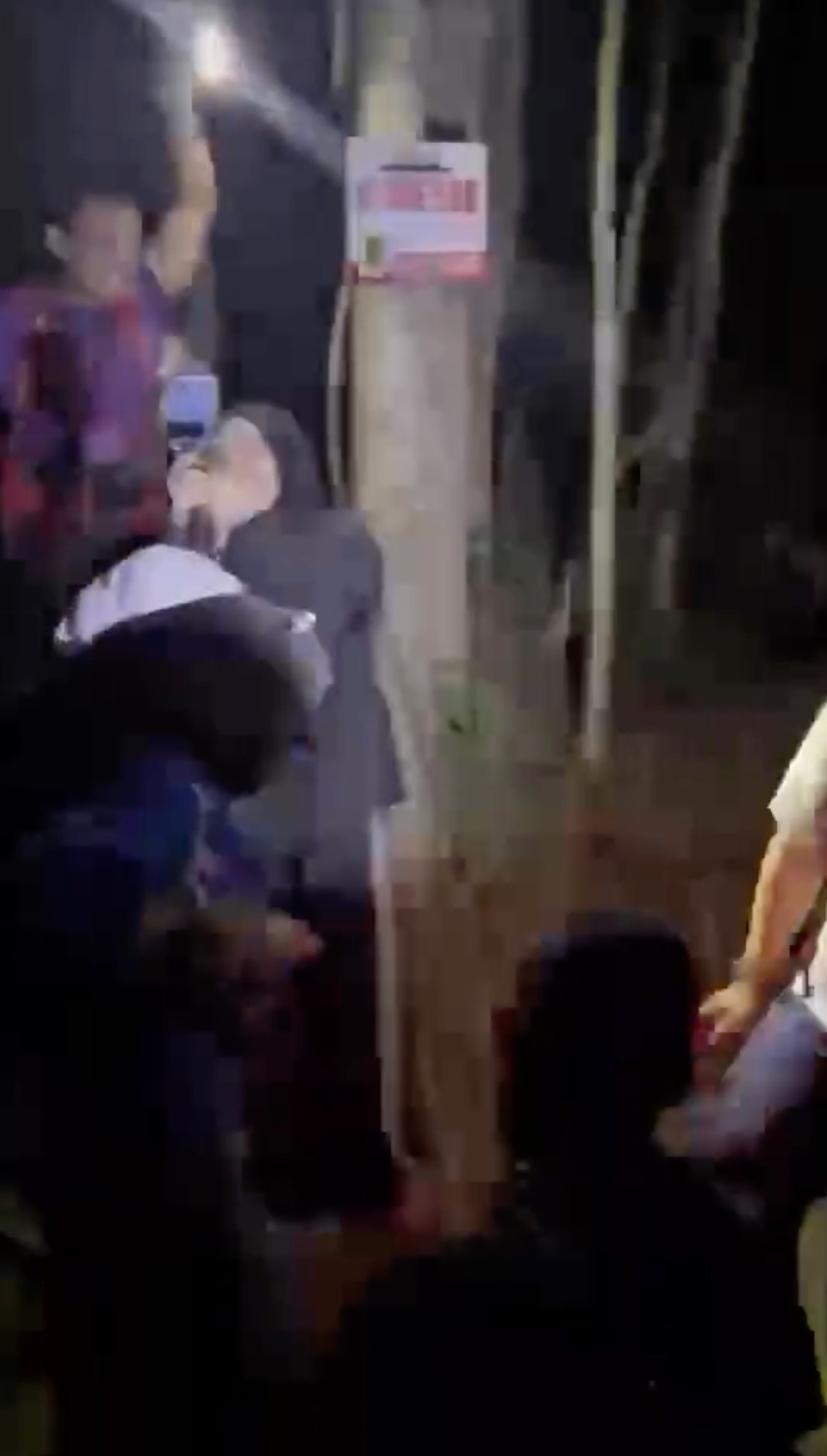 'Dah Macam Disko' – Aksi Pendaki Berparti Sakan & Pergaulan Bebas Atas Bukit Raih Kecaman 2 'Dah Macam Disko' – Aksi Pendaki Berparti Sakan & Pergaulan Bebas Atas Bukit Raih Kecaman