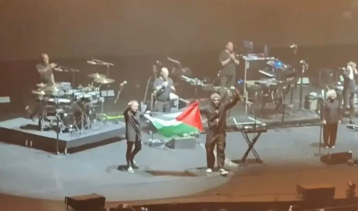 Kumpulan Massive Attack Diharamkan Masuk Singapura Selepas Kibarkan Bendera Pal*stina Di Atas Pentas