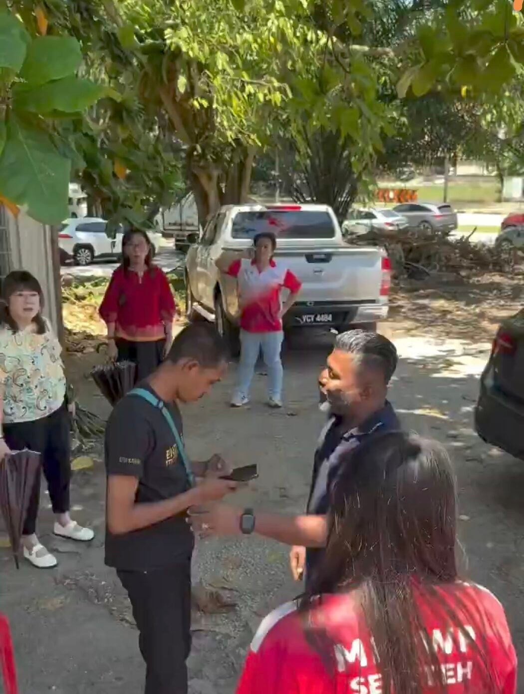'Lu Bos Ke Gua Bos?' - Pengutip Parkir Haram Ditahan Polis Selepas Bertindak Agresif Nak Tumbuk MPP Di Hadapan Menteri 2 Parkir