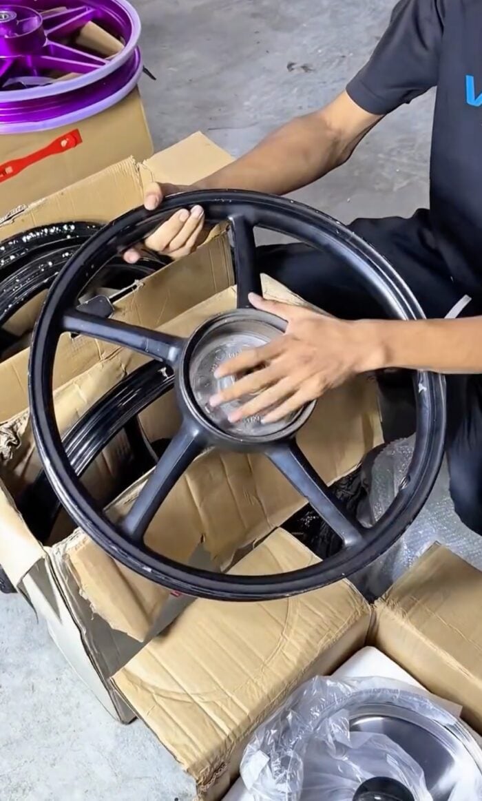 Rugi RM1,000 Dalam 2 Bulan, Peniaga Luah Kesal Barang Pelanggan Syak Kena 'Balaih' Masa Transit 2 Rugi RM1,000 Dalam 2 Bulan, Peniaga Luah Kesal Barang Pelanggan Syak Kena 'Balaih' Masa Transit