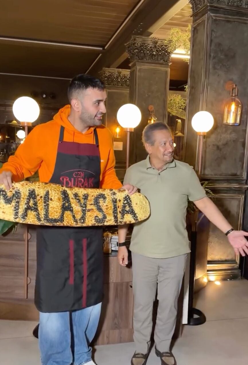 Video CZN Burak Sambut Sultan Terengganu Di Restorannya Curi Tumpuan Netizen