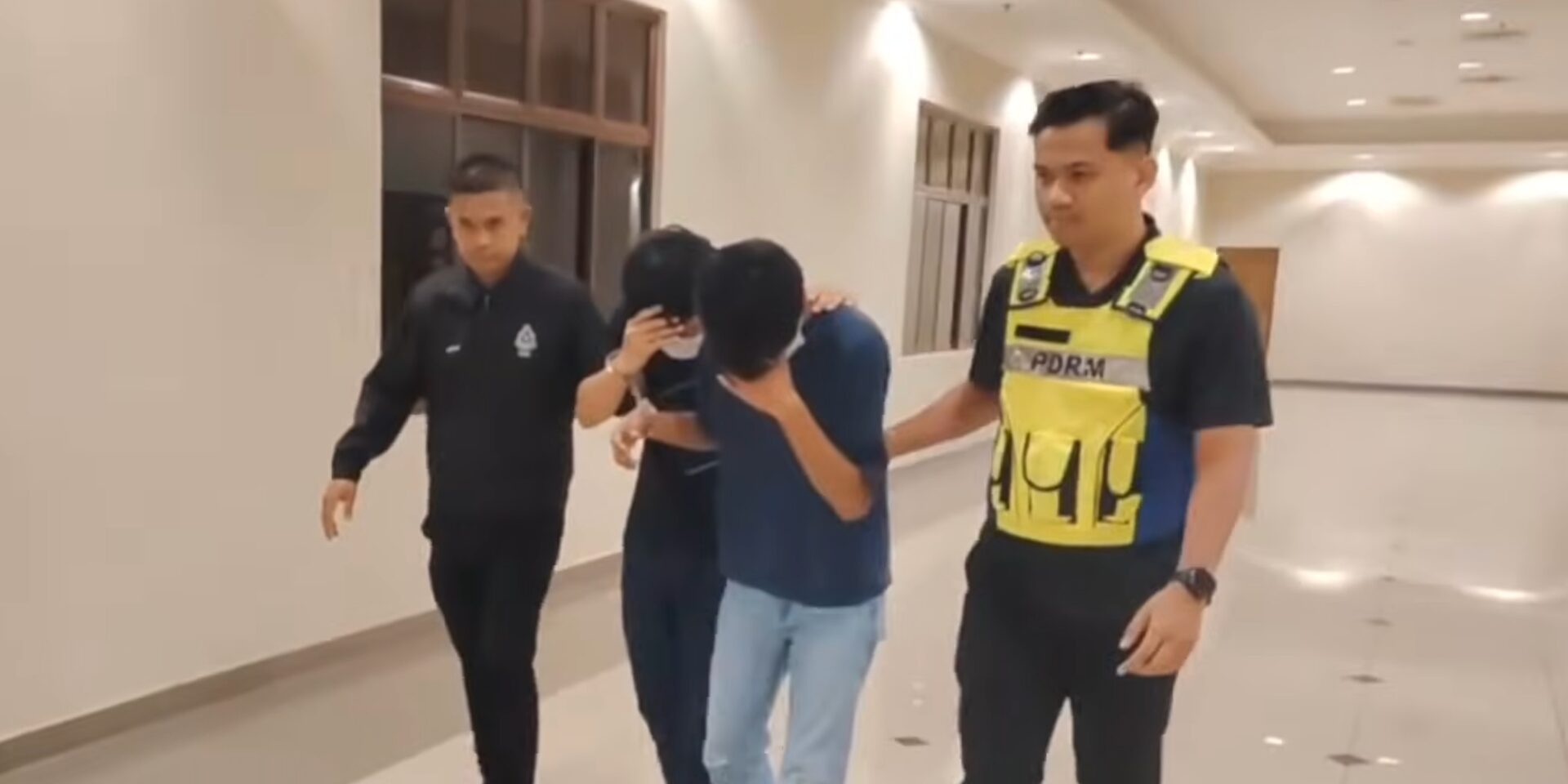 Padah Jual 40 'MC' Palsu, Dua Lelaki Didenda RM8,000 Seorang & Penjara