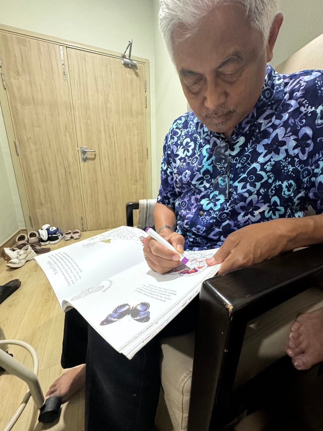 Gara-Gara Ketagih TikTok, Inisiatif Anak Bagi Buku Mewarna Dekat Ayah Ini Raih Pujian 2 Gara-Gara Ketagih TikTok, Inisiatif Anak Bagi Buku Mewarna Dekat Ayah Ini Raih Pujian