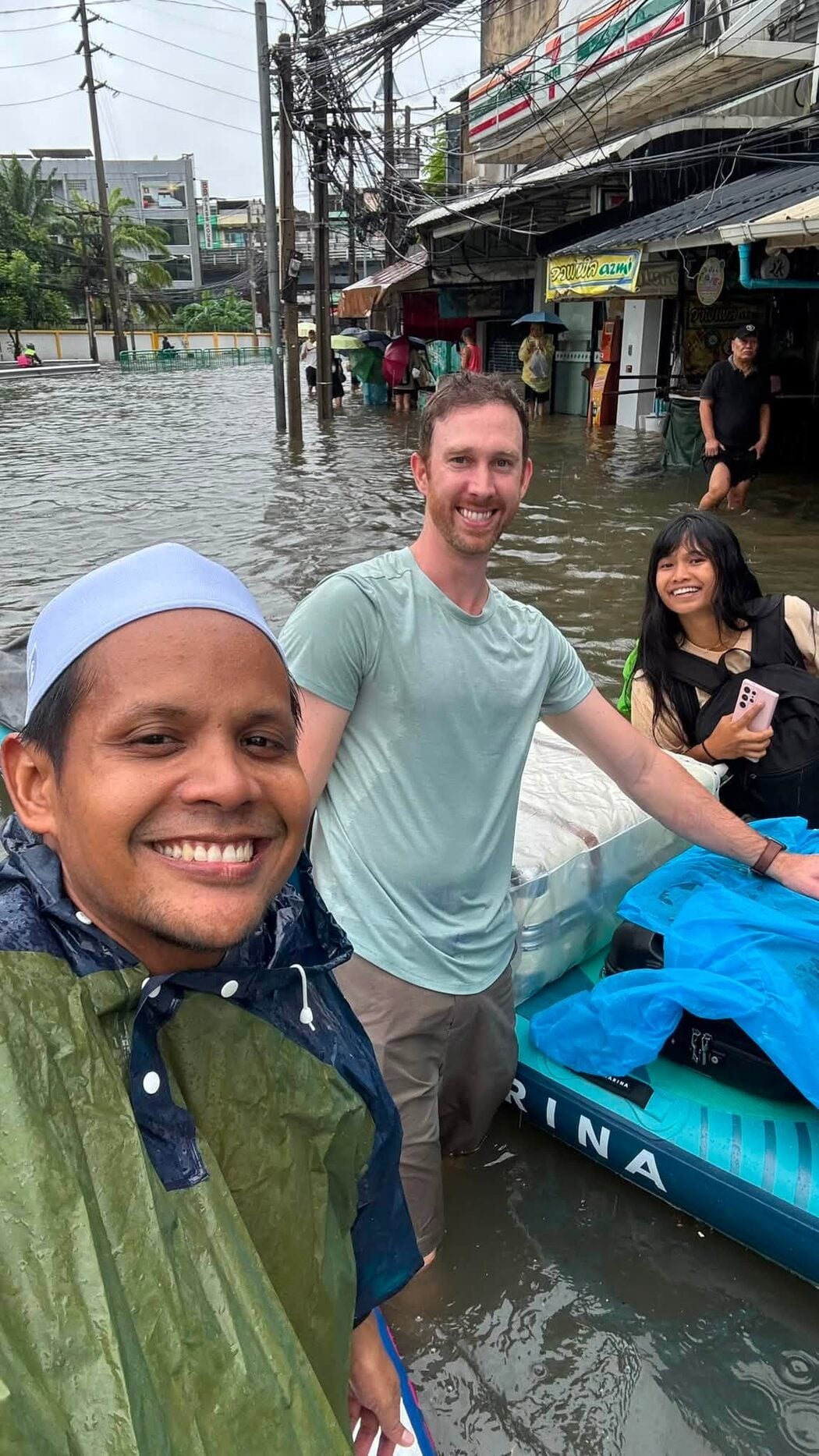 'Rushing' Ke Majlis Nikah, Pemuda Ini Minta Izin Polis Langgar Lampu Merah Waktu Banjir Di Bangkok 3 'Rushing' Ke Majlis Nikah, Pemuda Ini Minta Izin Polis Langgar Lampu Merah Waktu Banjir Di Bangkok
