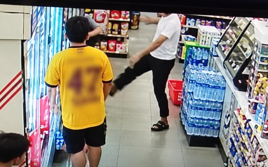 Lelaki Belasah Remaja Di Kedai Serbaneka Kerana 'Rem' Motosikal Sehingga Bayinya Terjaga
