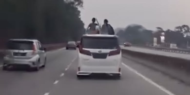 Polis Siasat Kanak-Kanak Keluar 'Sunroof', Duduk Atas Bumbung Waktu MPV Sedang Bergerak