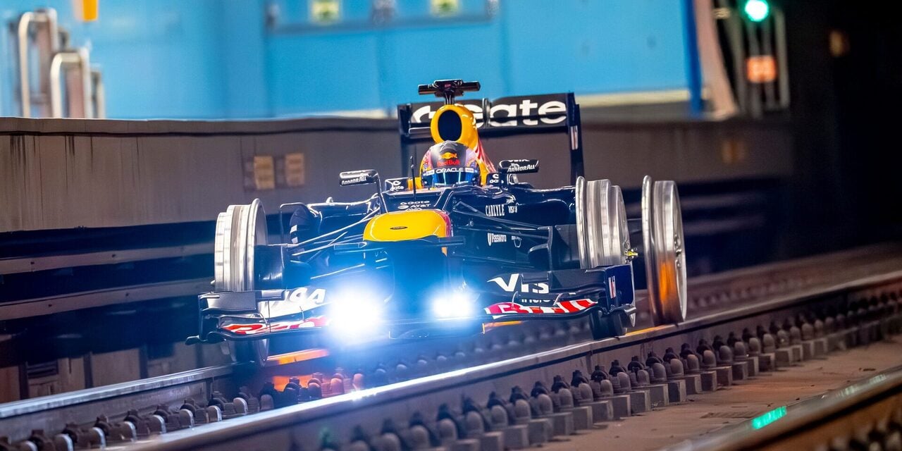 Red Bull Cipta Sejarah, Pandu Jentera F1 Atas Landasan Kereta Api Bawah Tanah