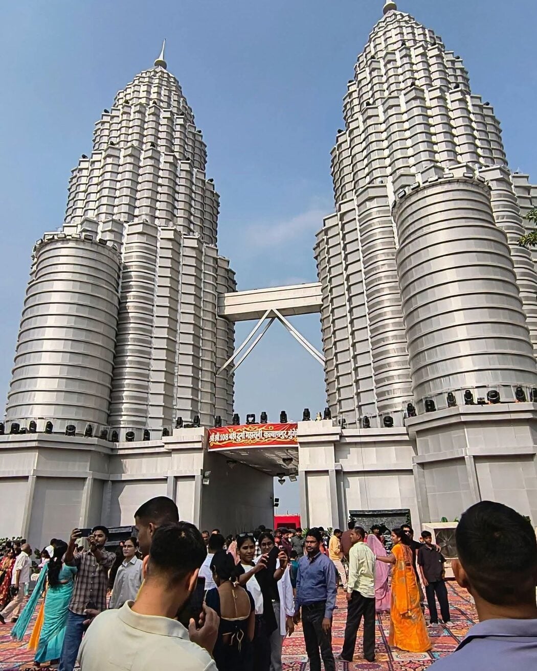 Bukan Di Malaysia, Binaan 'KLCC' Bernilai RM1.3 Juta Ini Rupanya Berada Di India