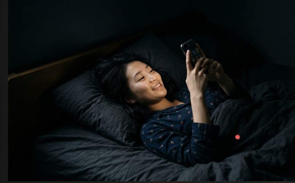Pernah Berbaring Buka Telefon, Tanpa Sedar Sudah 2 Pagi? Anda Mungkin Hadapi Masalah Ini