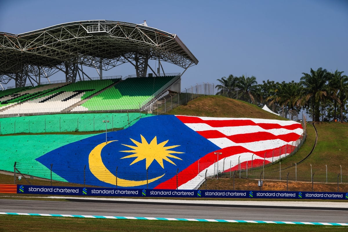 'Bukan Sebab Kereta Laju' - Pemuda Kongsi Memori Sayu Cat Bendera Gergasi SIC Bersama Arwah Bapa, Berhasrat 'Touch Up' Semula