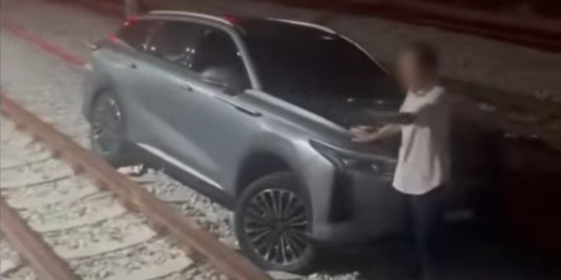 Warga Emas Terbabas, Pandu Lexus Atas Landasan Kereta Api Di Pelabuhan Klang Sejauh 130 Meter